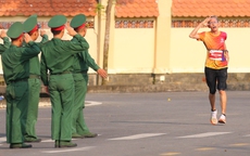 "Tự hào Tổ quốc tôi" lần 2-2025: Xúc động hình ảnh các chiến sĩ chào điều lệnh runner lớn tuổi