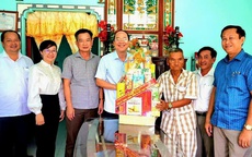 Bí thư Tỉnh ủy Cà Mau Nguyễn Hồ Hải ân cần thăm hỏi gia đình có công với cách mạng