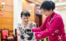 Phu nhân Tổng Bí thư cùng Phu nhân Thủ tướng Nhật Bản trải nghiệm làm bánh cốm
