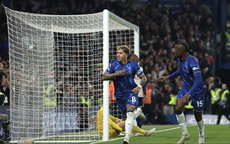 Thắng Tottenham ở derby mưa thẻ, Chelsea trở lại Top 4 Ngoại hạng