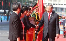 Đảng bộ, chính quyền và nhân dân TP HCM nhận danh hiệu "Anh hùng Lao động"
