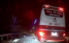 VIDEO: Xe máy va chạm trực diện xe khách, 2 thanh niên tử vong