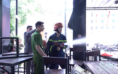 Nổ lớn tại quán bia, bàn ghế bay ra khỏi cửa