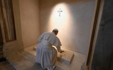 Tân Giáo hoàng Leo XIV cầu nguyện trước mộ cố Giáo hoàng Francis