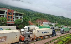 Giao thông ở cửa khẩu Cha Lo tê liệt vì đường ở Lào hư hỏng