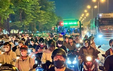 TP Thủ Đức: Ngã tư Bình Thái ken đặc xe máy, ô tô, người đi đường "nghẹt thở"