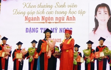 Trao bằng tốt nghiệp cho gần 370 tân cử nhân