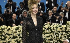 Khoảnh khắc gây sốc của các mỹ nhân tại Met Gala 2025