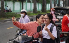 Những khoảnh khắc xúc động tại kỳ thi tuyển sinh lớp 10