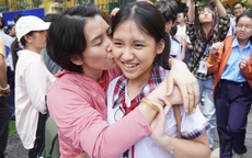 Vỡ òa hạnh phúc ở môn thi đầu tiên: "Mẹ ơi, con làm được rồi !"