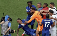 Club World Cup: HLV Enrique và Joao Pedro xô xát, bóp cổ đối phương