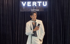 Chiếc Vertu Quantum Flip giá từ 159 triệu đến 2 tỉ đồng có gì?