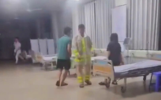 CSGT dùng xe tuần tra hỗ trợ sản phụ chuyển dạ trong đêm mưa bão Wipha