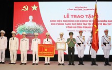 Đại tướng Lương Tam Quang trao danh hiệu Anh hùng cho một phòng Công an Thanh Hóa