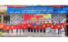 Báo Người Lao Động tặng cờ Tổ quốc cho phường Bàn Cờ
