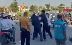 VIDEO: Hai người mặc đồng phục bảo vệ đấm tới tấp 1 công nhân
