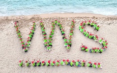 Công nhân viên VWS vừa nghỉ dưỡng vừa chung tay làm sạch bờ biển