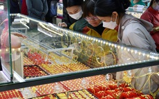 Giá vàng miếng SJC cao chót vót, nên mua hay bán?