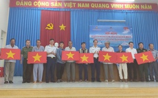 Cảnh sát biển trao cờ Tổ quốc và tặng quà cho ngư dân Đồng Tháp