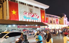 VIDEO: Thuê khách sạn VIP nhưng trải nilon ngủ vỉa hè chờ tổng duyệt diễu binh