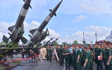 Đại tướng Phan Văn Giang thị sát khí tài hiện đại của quân đội Việt Nam