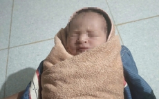 Bé gái sơ sinh bị bỏ rơi sau vườn nhà dân
