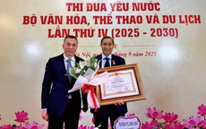 HLV Mai Đức Chung nhận danh hiệu Anh hùng Lao động