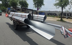 Những kiểu chở hàng "chết người" trên đường ở TP HCM