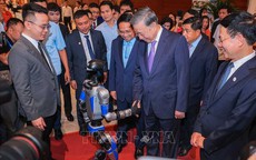 Tổng Bí thư: Ngành Khoa học và Công nghệ tiếp tục 
tiên phong đưa Việt Nam vững bước đi lên