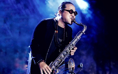Trần Mạnh Tuấn mang tiếng saxophone trở lại đêm nhạc Phú Quang