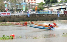 Sông nước Cần Thơ sôi động ngày Tết Dương lịch với cuộc đua vỏ composite "nghẹt thở"