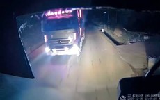 Nữ Tiktoker nổi tiếng dừng xe tải giữa đường để tranh luận việc “nháy đèn”