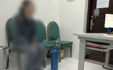 Bác sĩ bất ngờ khi nữ sinh mang bình khí cười đi khám tâm thần