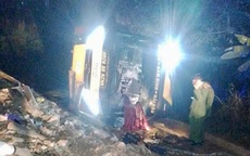 Xe khách lao xuống cống, lật nghiêng khiến 4 người tử vong