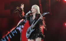 "Cô gái tỷ view" Phùng Khánh Linh làm xiêu lòng hàng nghìn khán giả