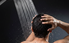 Ngày nắng, đêm lạnh và rủi ro từ thói quen tắm khuya