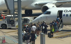 Máy bay quay đầu hai lần trên không ở Úc, hết va phải chim lại nổ máy phát điện