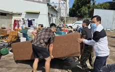 CLIP: Cả trăm người dân chung tay di chuyển đồ đạc khỏi đám cháy kho hàng