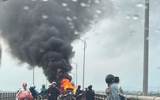 VIDEO: Nhiều người dân đứng xem xe ô tô cháy ngùn ngụt trên cầu