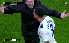 Khoảnh khắc gây sốc: HLV Aston Villa xô đẩy học trò ngay đường biên