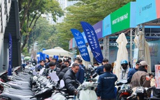 Chuỗi sự kiện Đổi xăng lấy điện: Người dân thủ đô xếp hàng “chốt đơn” xe máy điện VinFast liên tục 