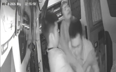 CLIP: Nhân viên nhà xe bị nhóm khách đánh dã man