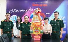 Quân khu 7 chúc Tết Báo Người Lao Động