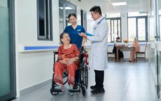 Chăm sóc người cao tuổi ngồi xe lăn tại Viện dưỡng lão Hạnh Phúc Viên