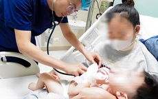 Bé trai 3 tuổi bị chó nhà cắn thấu ngực