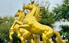 Linh vật ngựa mạnh mẽ tung vó tại Lạng Sơn trước thềm tết Bính Ngọ