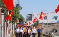 Cờ đỏ sao vàng thắp lên niềm vui đầu xuân ở xã Tân Vĩnh Lộc, TPHCM