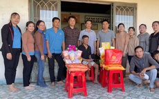 Cán bộ Công đoàn chung tay giúp hộ gia đình chính sách đón xuân