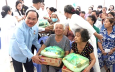 TPHCM: Tặng quà cho người nghèo, neo đơn dịp Tết Nguyên đán 2026