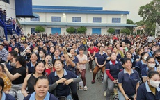 Công nhân trúng hàng trăm phần quà tại chương trình bốc thăm trúng thưởng cuối năm